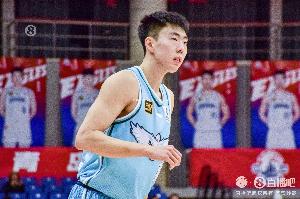 必赢app-段昂君季前赛左手舟骨骨折 赛季期间采取保守治疗 今日进行了手术